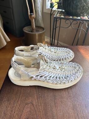 Keen Women's size 9 UNEEK Sneaker